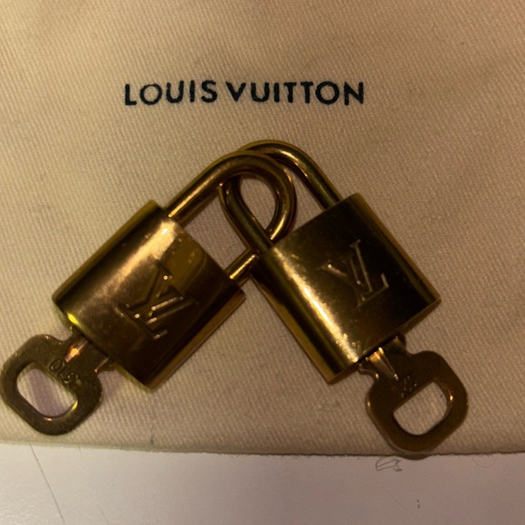 SET OF 2 AUTHENTIC LOUIS VUITTON GOLD TONED LOCK & KEY - Picture 2 of 6